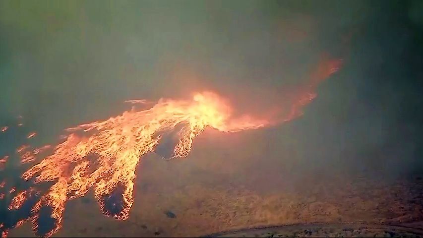 Video: Při požárech v Kalifornii natočili hasiči vzácné „ohnivé tornádo“